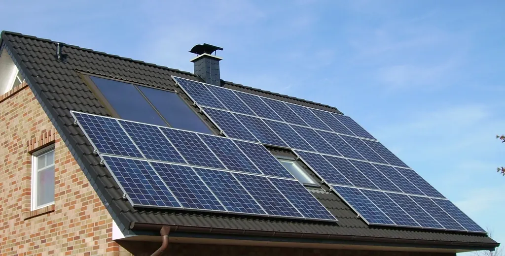 Panneaux photovoltaïques sur une toiture en ardoise avec fenêtre de toit